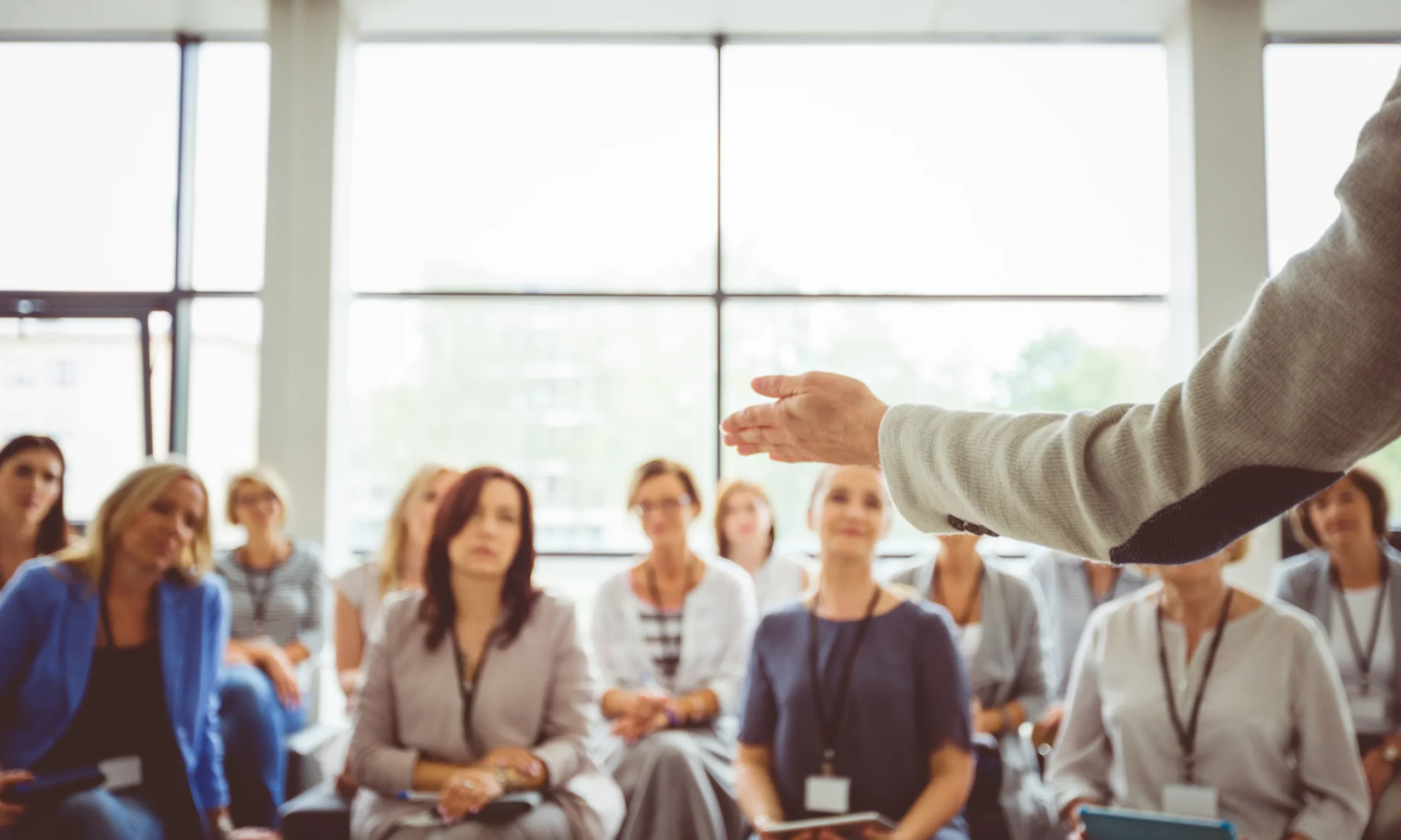 Audiences pay attention to the speaker speaking in a conference